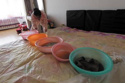 桓台楼上漏水，住户失联，小区没物管，业主维权难！律师来支招……